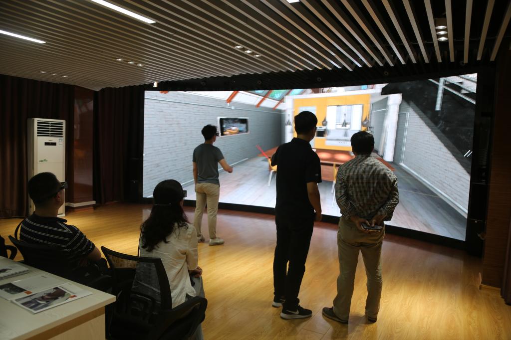 在南阳理工学院计算机与乐鱼(中国)进行VR体验